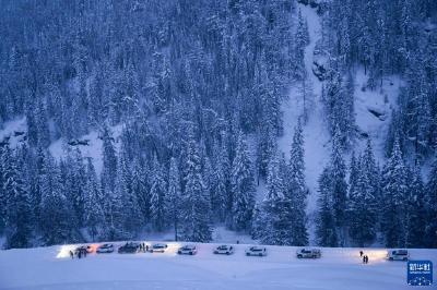 “荧光绿”温暖山村风雪路