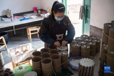 湖南浏阳：赶制花炮迎新年