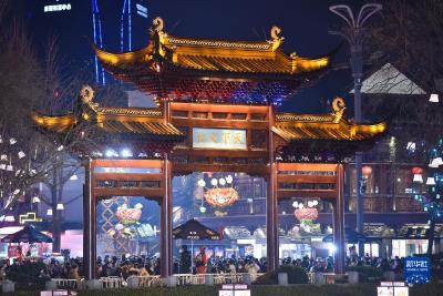 江苏南京：秦淮灯会点亮“夜经济” 