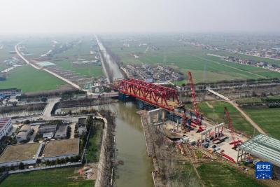 常泰长江大桥南北公路接线工程跨G345特大桥钢桁梁顶推作业有序推进