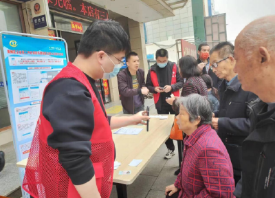 黄州珠明山社区：助力高龄年审 情暖老人心活动
