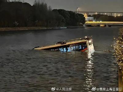 上海一公交车坠河！警方深夜通报