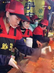夫妻摆摊日入9000元引质疑，当事人回应