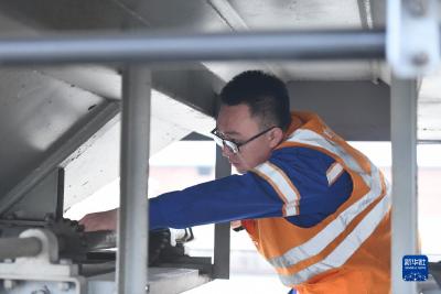 忙碌在“粮仓”备耕一线的“95后”货装值班员