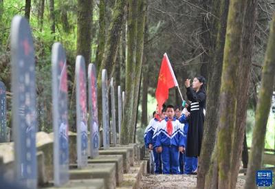 四代守墓90载 乡村女教师传承红色基因