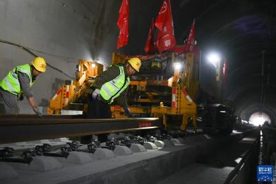 浙江：金甬铁路双层高箱集装箱试验段铺轨贯通