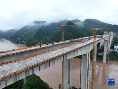 重庆：观音峡嘉陵江特大桥主桥主体结构全部完成