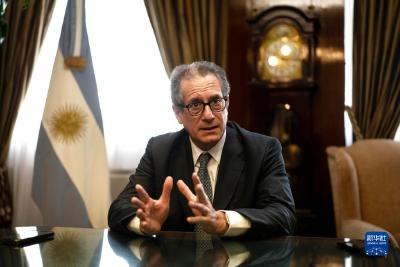专访：阿根廷欢迎人民币国际化——访阿根廷中央银行行长佩塞