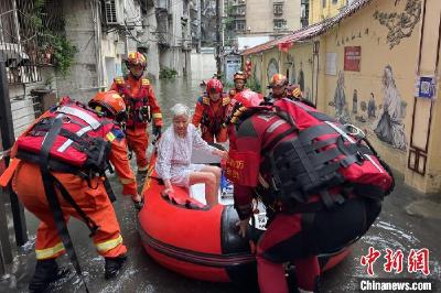 湖北宜昌暴雨致局地积水 消防营救疏散60余人