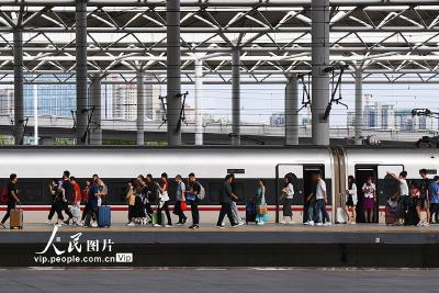 北京：铁路迎来暑假返程客流高峰