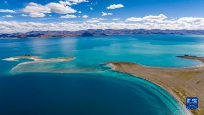 西藏阿里：瑰丽的大地与湖泊