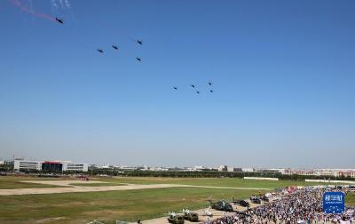 陆军“风雷”飞行表演队亮相第六届中国天津国际直升机博览会