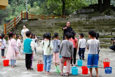 白天带小学生 晚上教“大”学生——坚守苗寨讲台三十年的潘先锋