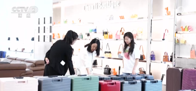“旅游热”加“开学季” 箱包销量猛增 企业生产忙