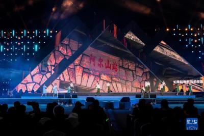 内蒙古阿尔山：焰火歌舞“靓”秋夜