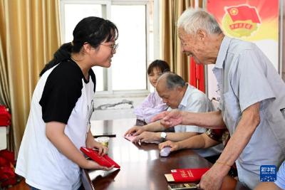 96岁教师叶连平连续12年为农村孩子发放奖学金