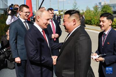 普京与金正恩在俄东方航天发射场会面