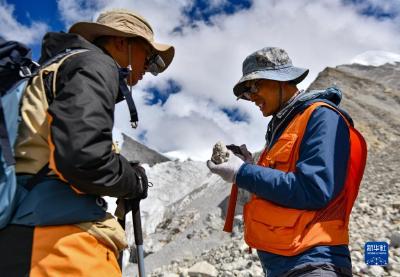 我国科考人员首次系统性采集卓奥友峰岩石样本