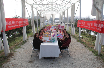 黄州区西湖社区开展“绽放新西湖  致敬她力量”三八妇女节团建活动