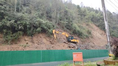 山体滑坡电杆倾斜  漕河供电所3小时编织袋护坡除险