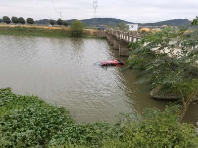 黄梅民警执勤途中勇救落水老人