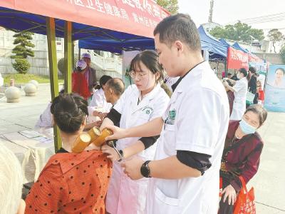 黄州区赤壁社区卫生服务中心在李四光纪念馆广场开展义诊活动