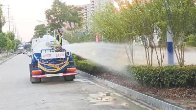 市园林绿化服务中心打响抗旱保绿攻坚战