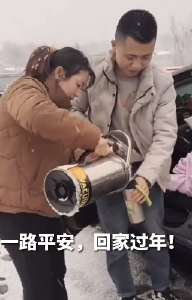 麻城为高速公路滞留旅客送温暖
