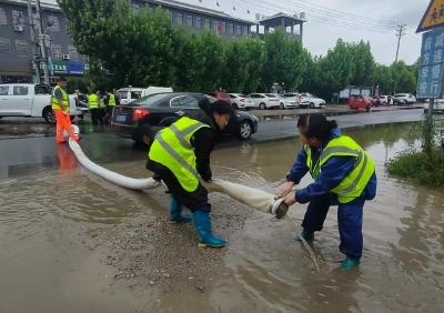 麻城城管工作站雨中显真情