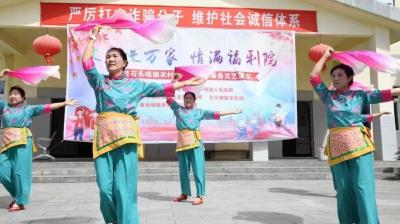 英山县西乡秋韵艺术团送戏到石头咀镇福利院
