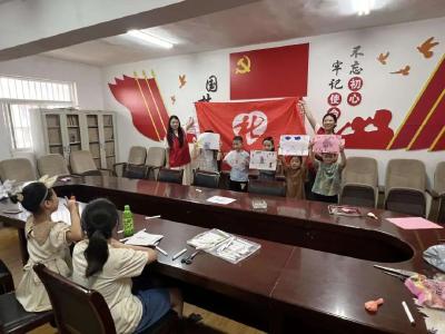 英山石头咀镇农家书屋变身留守儿童“周末乐园”