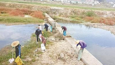 英山县温泉镇组织各村开展“河库保洁日”活动