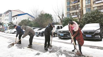 麻城10万余名党员干群合力战风雪