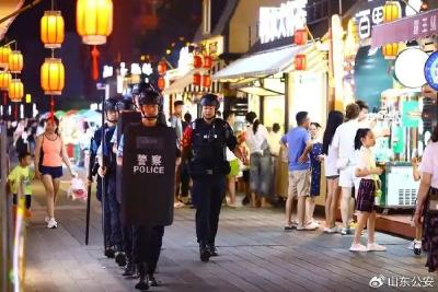 我市开展夏夜治安巡查宣防提高“夜经济”商圈见警率管事率