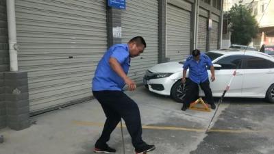 麻城城管开展清障行动还“位”于民