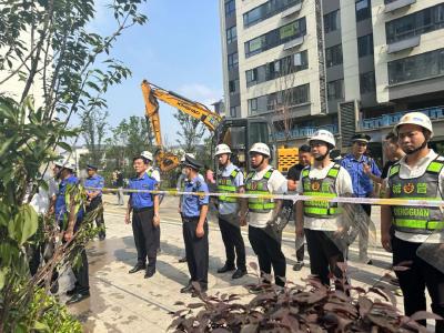 黄州城管有序拆违还“绿”于民