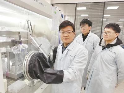 做新能源赛道上的领跑者——记市青年拔尖人才、黄冈师范学院化学化工学院教授赵国伟