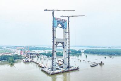 燕矶长江大桥主塔全部封顶
