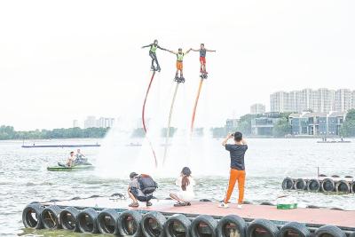 游客喜看龙舟大赛