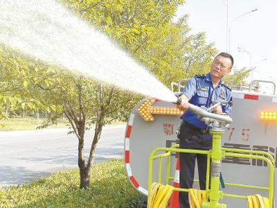 市园林绿化服务中心无惧“烤”验守护满城新绿