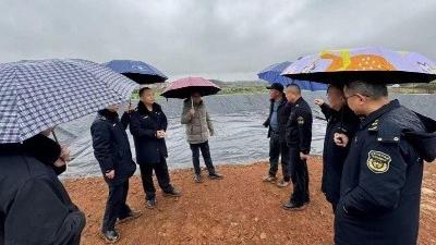 武穴市生态环境保护综合执法七中队标本兼治推进畜禽养殖污染治理