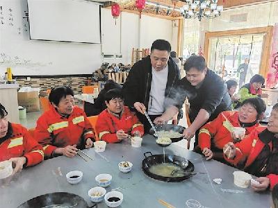 4家餐饮店给环卫工人送“暖心礼包”