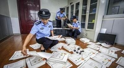 武穴警方破获一起买卖伪造国家证件案