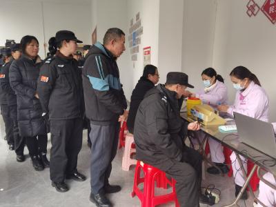 热血暖寒冬 百佳物业组织开展无偿献血活动