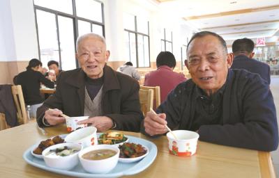 红安县七里坪镇为老年人打造幸福食堂