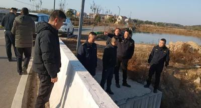 我市两地生态环境执法部门联合排查疑似偷排粪污行为