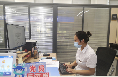 蕲春县政务服务中心户籍窗口热心服务市民