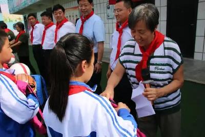 麻城绿舟志愿者慰问顺河镇留守儿童