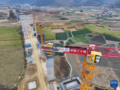 建设工地上的“全家福” 