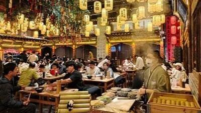 “线上+线下”“吃喝+玩乐” 多元业态“混搭”如何激发餐饮消费新活力？